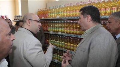 محافظ بني سويف يتفقد فرع الشركة المصرية للاطمئنان على توافر كافة السلع الأساسية