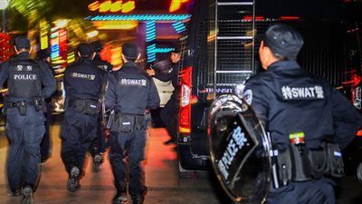 اشتباكات بين عمال والشرطة الصينية في مصنع لإنتاج فحوص كوفيد