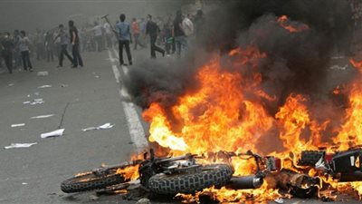 إيران تحكم بالسجن على 4 أشخاص دعوا إلى الإضراب