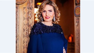 يسرا تفاجئ جمهورها بمكياج صاخب وفستان أخضر في قطر