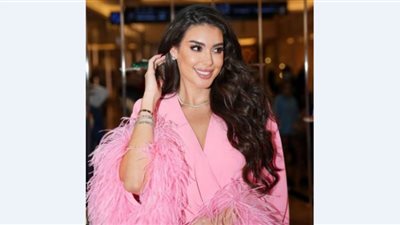 ياسمين صبري تفاجئ متابعيها بفستان سندريلا وتاج الأميرات| شاهد