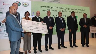 محافظا بني سويف والفيوم يكرمان مزارعي النباتات الطبية والعطرية