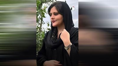 انهيار طالبة إيرانية أثناء الغناء لمهسا أميني (شاهد)