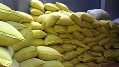 ضبط ٢ طن أعلاف حيوانية مجهولة المصدر ببني سويف