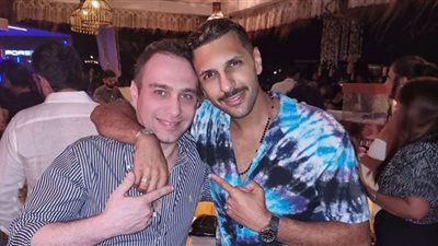 حسام حبيب يغنى مع أبو الروس فى الساحل الشمالى «صور»