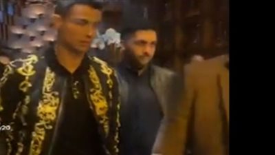 كريستيانو رونالدو يلبي طلب معجبة في مطعم سعودي (فيديو)