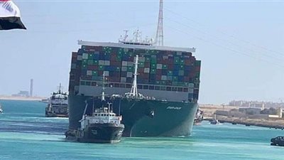 رئيس قناة السويس يعلن انتظام حركة الملاحة بالقناة