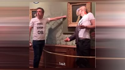 نشطاء المناخ يشوهون لوحة جديدة ومعرض سيارات (فيديو)