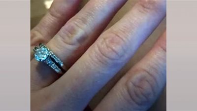 عثرت على خاتمها الــ ألماس في المحيط بمساعدة فيسبوك.. شاهد