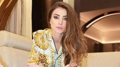 الساتان الناعم يعكس أناقة أنابيلا هلال (صور)