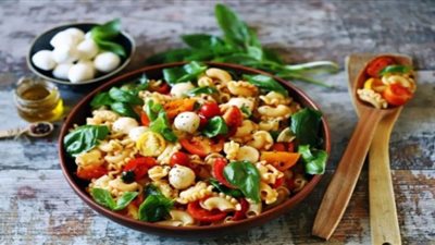 حضري سلطة مكرونة بجبن الموزريلا الكرات