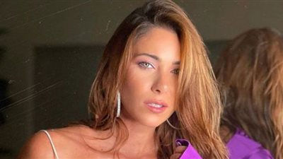 دانييلا رحمة تتألق بحمرة الشفاه وقصة الكب