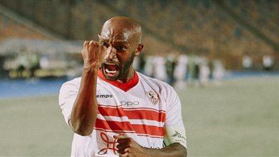 شيكابالا يزين تيفو جمهور الزمالك في السوبر المصري