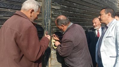 غلق وتشميع المحال التجارية المخالفة بطامية في الفيوم