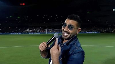 أحمد سعد يشعل استاد هزاع بن زايد قبل انطلاق السوبر المصري