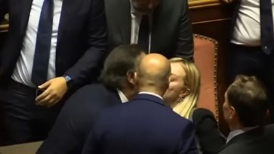 قبلة ثلاثية بالخطأ على الشفاه تصدم رئيسة الوزراء الإيطالية .. شاهد