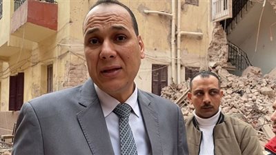 فريق النيابة الإدارية بأسيوط يعاين عقار أسيوط المنهار بحي غرب