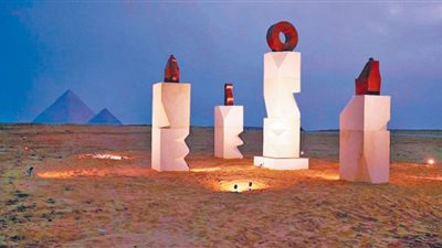 ١١ فناناً تشكيلياً عالمياً يعرضون أعمالهم تحت سفح الأهرامات