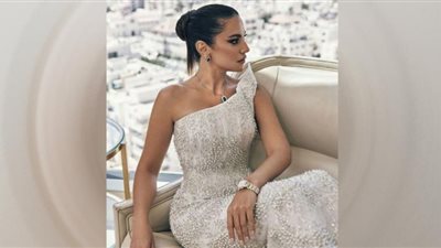 درة زروق تجذب الأنظار بالأوف وايت المجسم