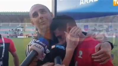 لاعب فلسطيني يبكي بشدة بعد الهزيمة الثقيلة من الجزائر (فيديو)
