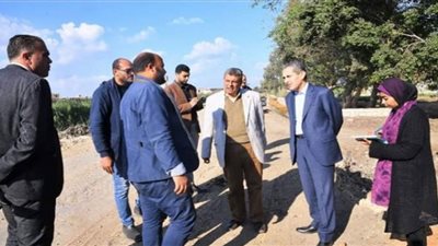 محافظ الغربية يتابع أعمال رصف طريق المعامل بميت حبيش