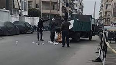 وظيفة جديدة لعامل نظافة أهانه مسؤول بالتنمية المحلية