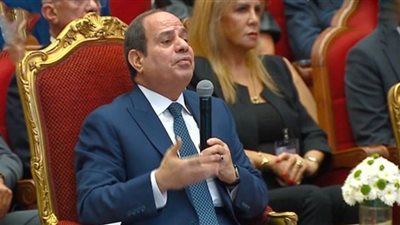 رئيس اتحاد الصناعات يُهدي السيسي نسخة من القرآن الكريم (فيديو)