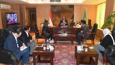 محافظ الفيوم يناقش مشروع جمع الزيت المستعمل