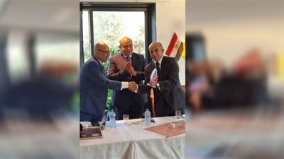 تكريم رموز السفارة المصرية بهولندا على جهودهم طوال فترة عملهم.. صور