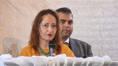 سائحة رومانية تشيد بشواطىء الإسكندرية وما تم من إنجازات بها