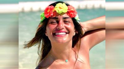 منة فضالي تشعل إنستجرام بأصفر كناري