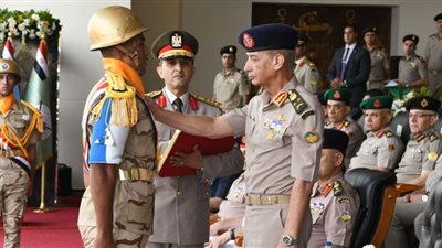 وزير الدفاع يشهد الاحتفال بتخريج دفعات جديدة من المعاهد الصحية