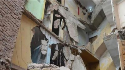 إصابة 3 أشخاص إثر سقوط أجزاء من عقار قديم