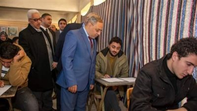رئيس جامعة طنطا يتابع سيرالامتحانات بكليتي الحقوق والهندسة