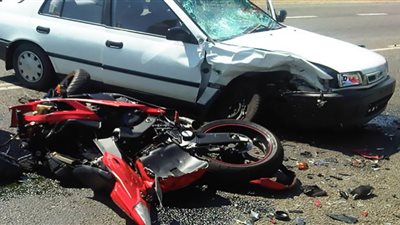 مصرع وإصابة 4 أشخاص في تصادم سيارة ودراجة بخارية