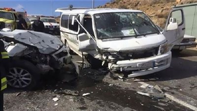 إصابة 17 شخصا في تصادم ميكروباص بسيارة ربع نقل