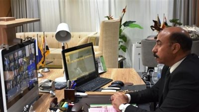 محافظ أسوان يشارك في إجتماع مجلس المحافظين عبر الفيديو كونفرانس