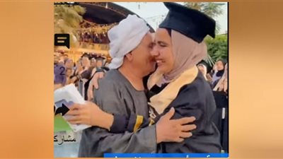 هدية من أب مصري لابنته في حفل تخرجها تأسر القلوب.. شاهد
