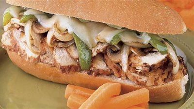 طريقة عمل ساندويشات الدجاج بالصوص الحار سريعة التحضير