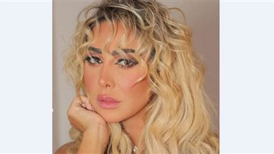 جويل مردينيان.. جرأة مثيرة على الشاطئ «صور»