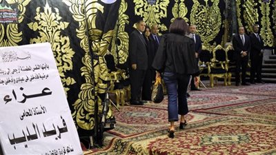 صور.. الموسيقار هاني مهنى يقدم واجب العزاء في فريد الديب