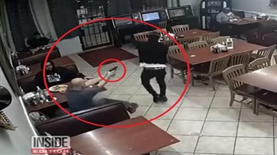 هددهم بسلاح مزيف فأنهى زبون حياته بطلقة.. سرقة مطعم تنتهي بمأساة | شاهد