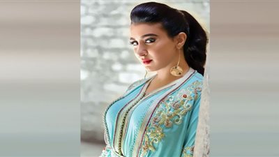 جيهان خليل في أحدث ظهور.. إطلالة جريئة بفستان قصير