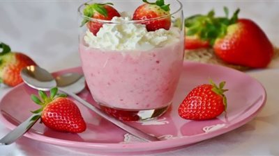 طريقة أسهل عصير فراولة بالأيس كريم