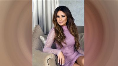 كارول سماحة تبهر الجمهور بالجلد اللامع والفوشيا الفاقع