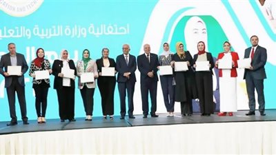 وزير التعليم يكرم الدكتورة نهى إسماعيل لتميزها المهني.. صور