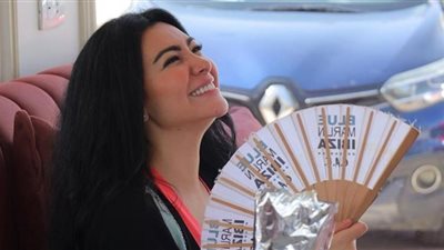 ميرهان حسين تروج لمسلسلها الجديد بالعباءة والشيشة