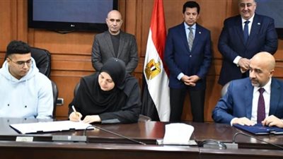 وزير الرياضة يشهد مراسم توقيع عقود تسويق لاعب رفع الأثقال محمود حسني