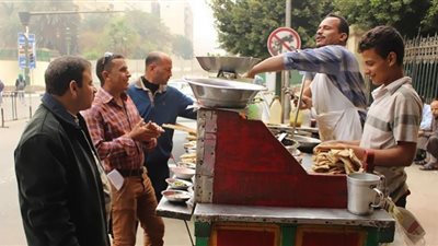 السندوتش بـ20 جنيه.. غلاء سعر الفول يتسبب في «خناقة تلفزيونية» | شاهد