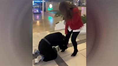 شاب يركع تحت قدمي شذى حسون ويقبلها.. ومتابع الدنيا على حافة الهلاك